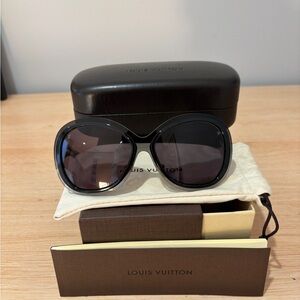 Authentic Louis Vuitton Black Acetate Flore Carre LV Logo Sunglasses Z0453U